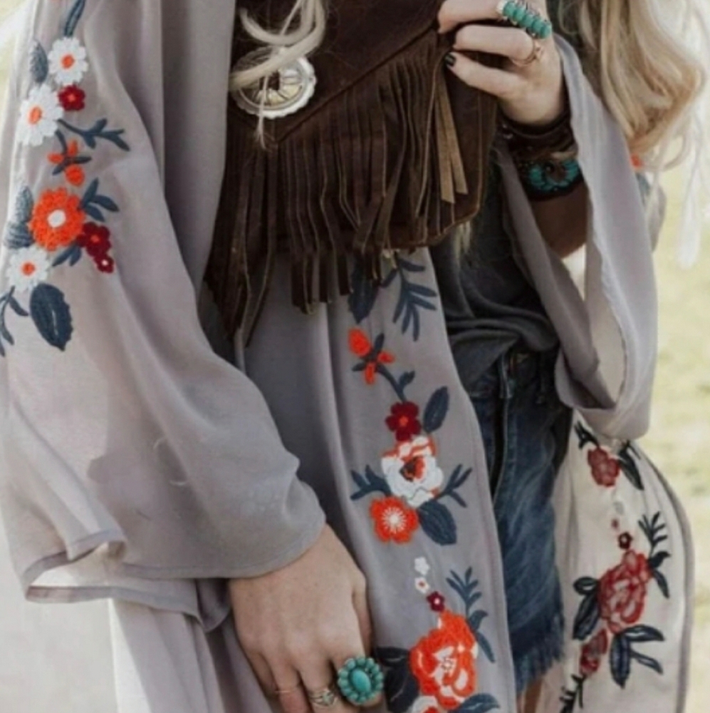 *LOOKING FOR THIS KIMONO!*